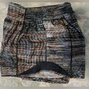 Lululemon Hotty Hot Short  4" size 8
